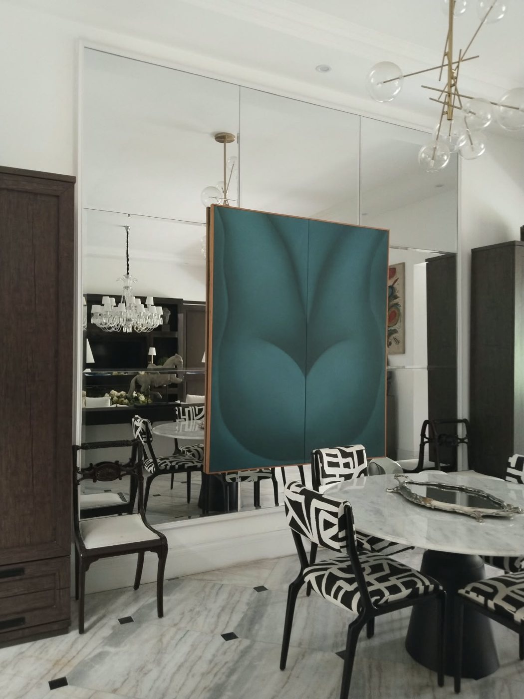 Dining room with full-height mirror wall, completed by PTP